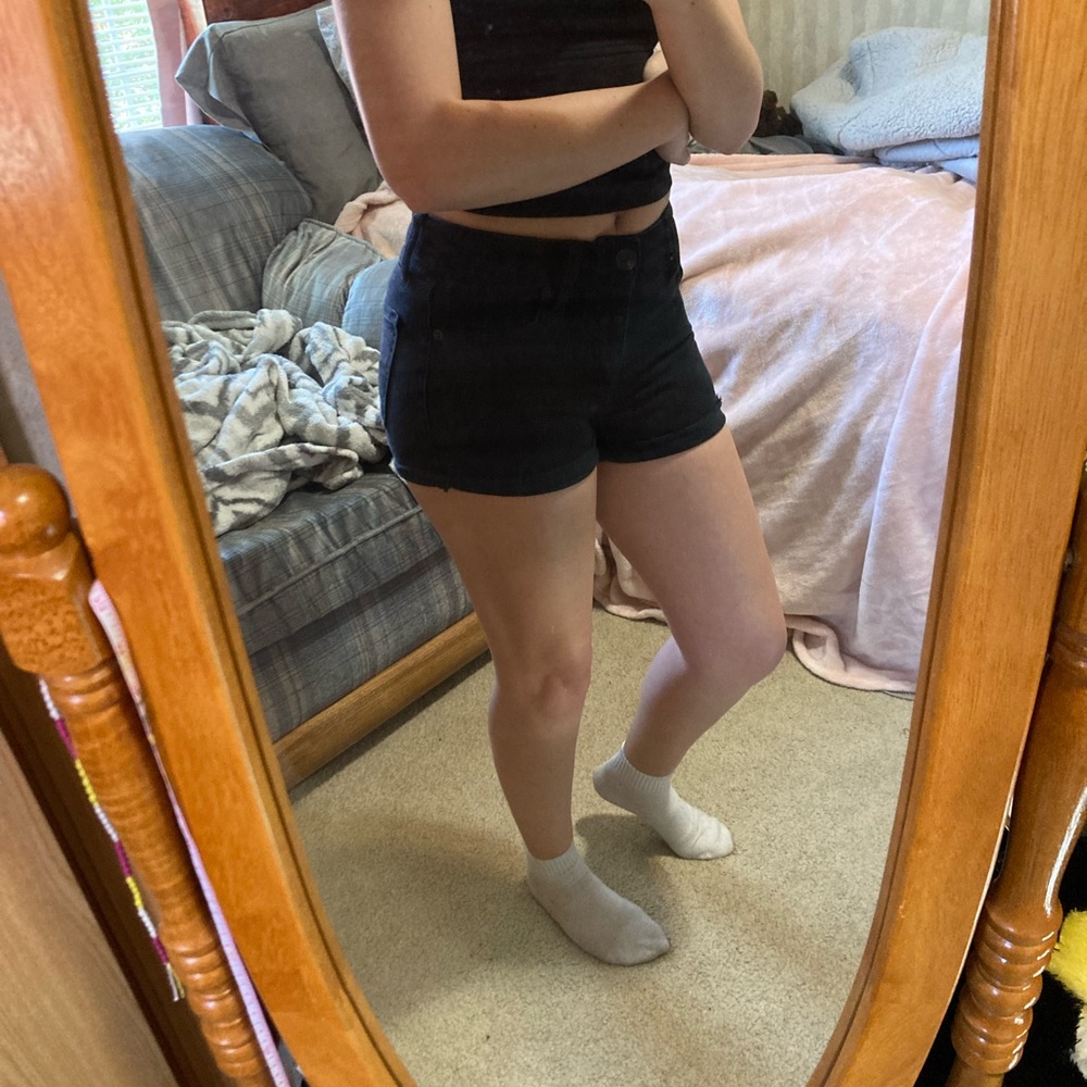 Medium rise black short shorts